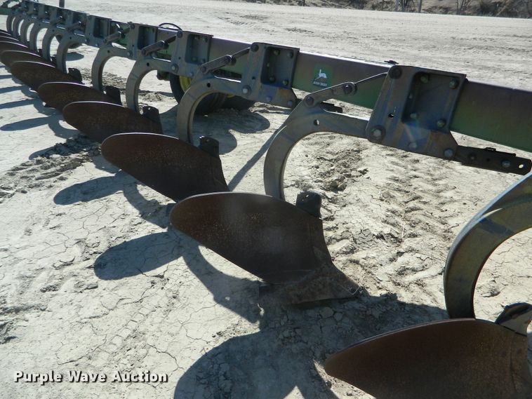 image for item DF4694 John Deere  12 bottom plow
