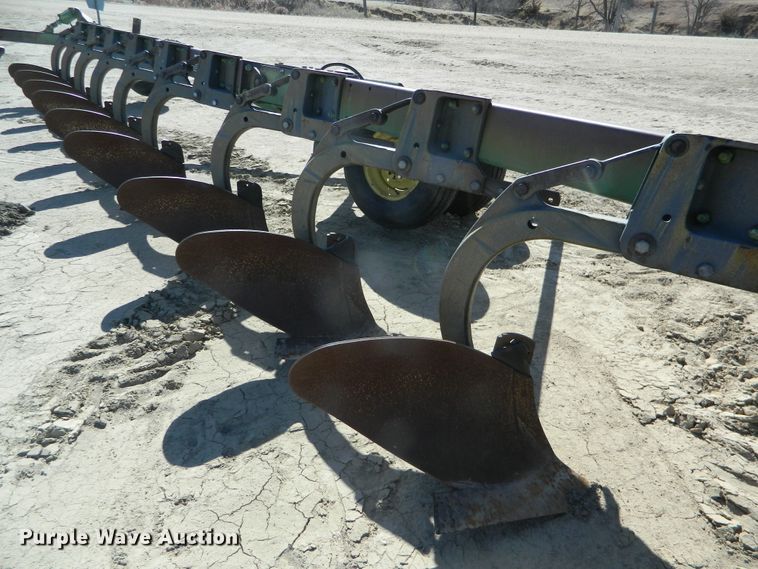 image for item DF4694 John Deere  12 bottom plow