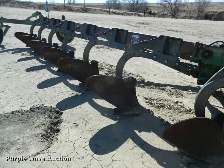 image for item DF4694 John Deere  12 bottom plow