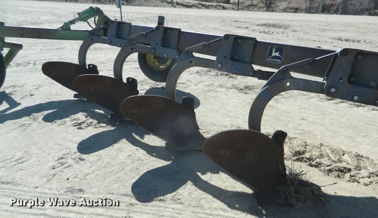 image for item DF4694 John Deere  12 bottom plow