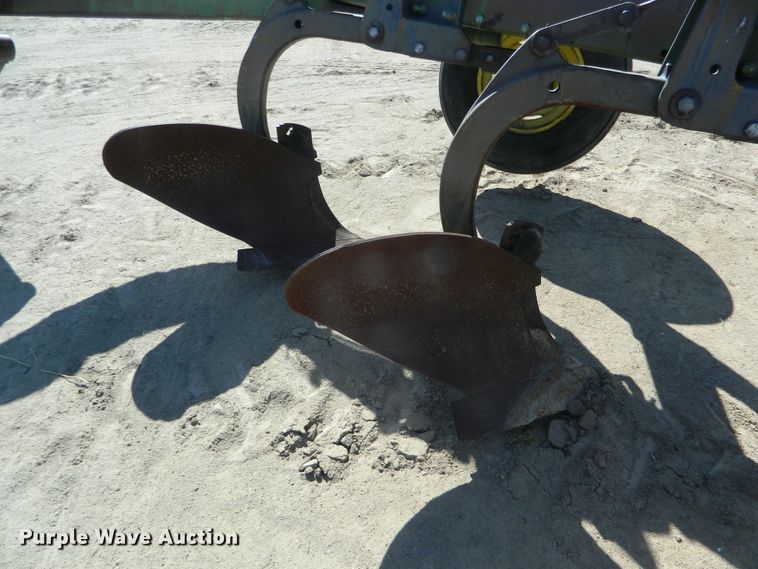 image for item DF4694 John Deere  12 bottom plow