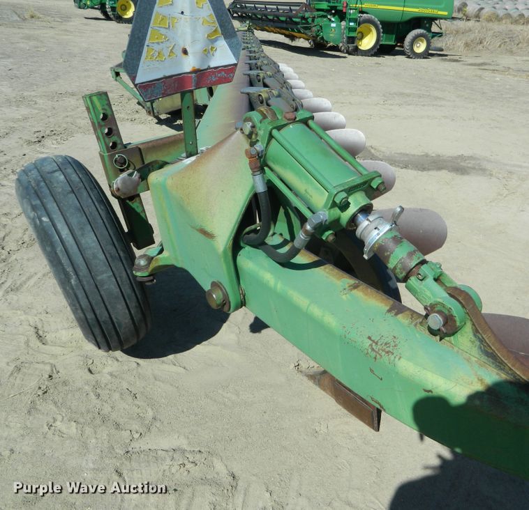 image for item DF4694 John Deere  12 bottom plow