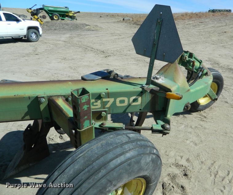 image for item DF4694 John Deere  12 bottom plow