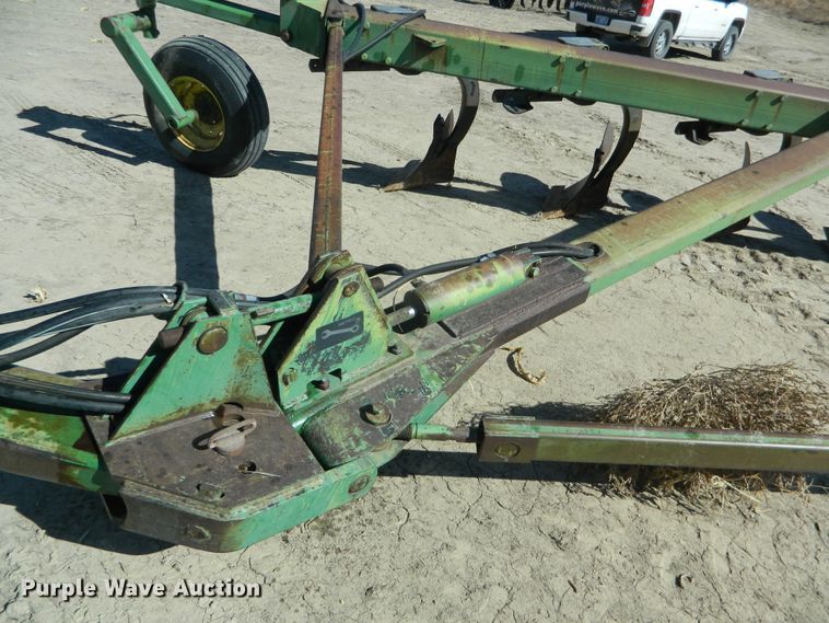 image for item DF4694 John Deere  12 bottom plow