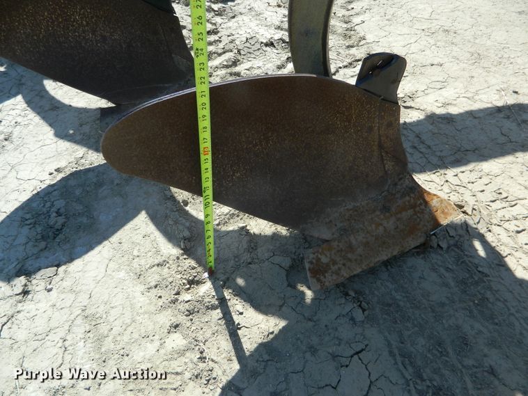image for item DF4694 John Deere  12 bottom plow