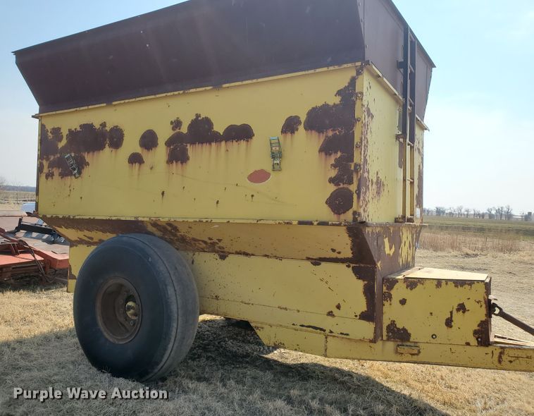 image for item DF5799 Cisco 12K  grain cart