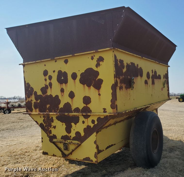 image for item DF5799 Cisco 12K  grain cart