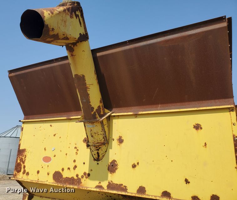 image for item DF5799 Cisco 12K  grain cart