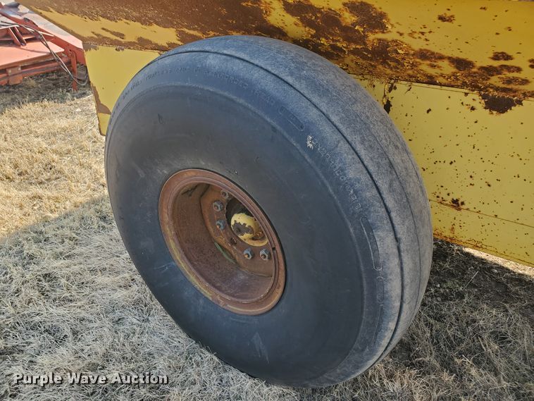 image for item DF5799 Cisco 12K  grain cart