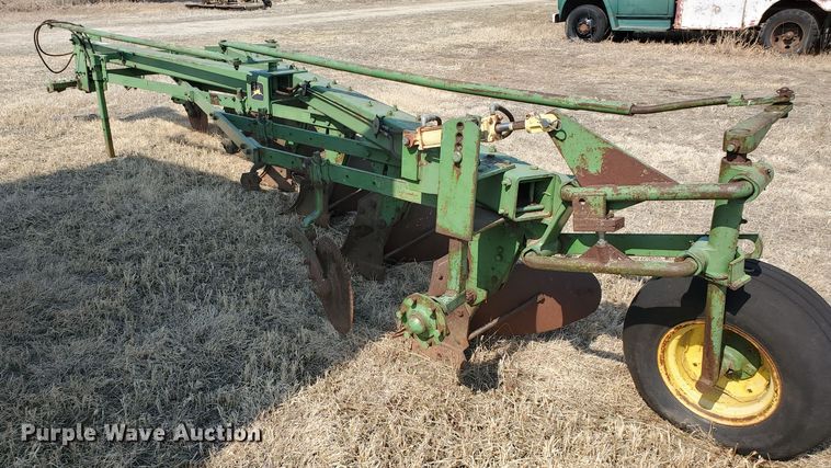 image for item DF5800 John Deere 1450  six bottom plow