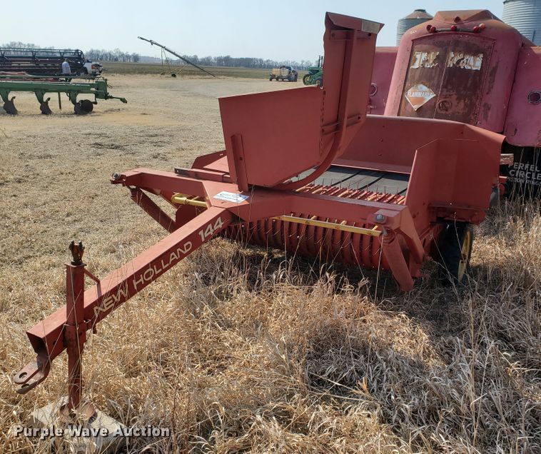 image for item DF5801 New Holland 144 windrow turner