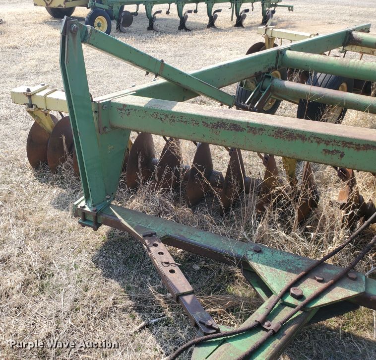 image for item DF5802 John Deere 340  tandem disk