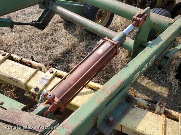 image for item DF5802 John Deere 340  tandem disk