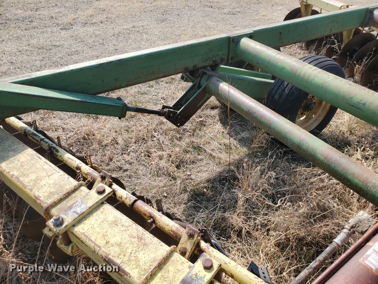 image for item DF5802 John Deere 340  tandem disk