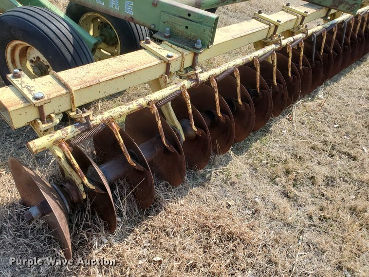 image for item DF5802 John Deere 340  tandem disk