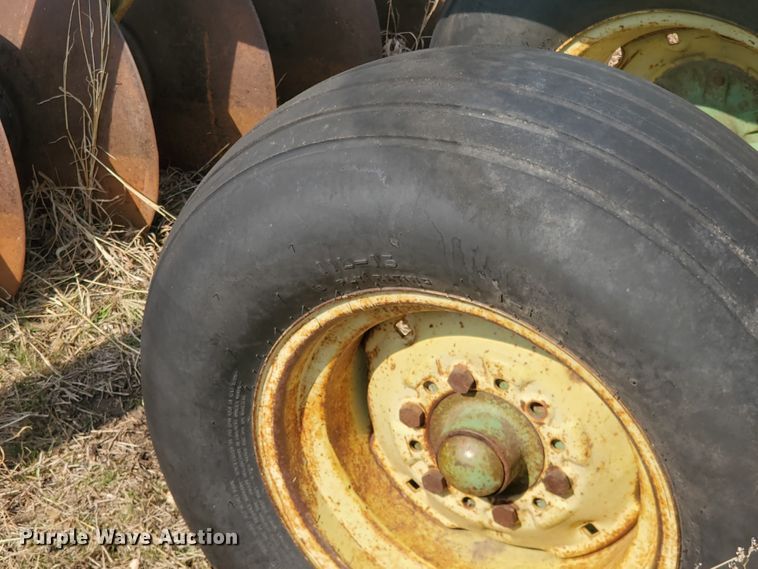 image for item DF5802 John Deere 340  tandem disk