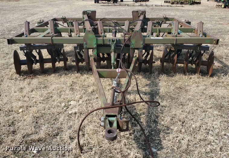 image for item DF5811 John Deere 712  disk ripper