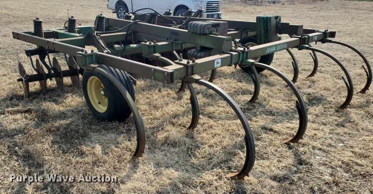 image for item DF5811 John Deere 712  disk ripper