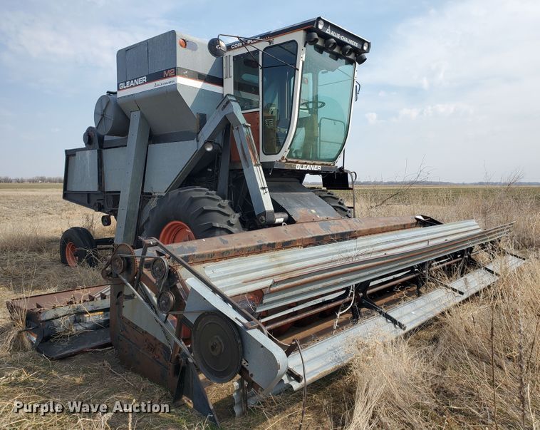 image for item DF5821 Gleaner M2  combine