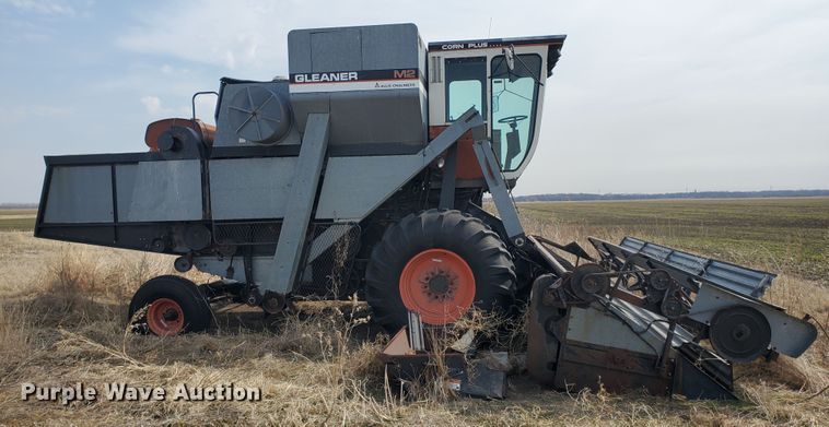 image for item DF5821 Gleaner M2  combine