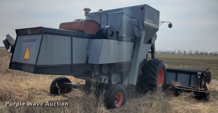 image for item DF5821 Gleaner M2  combine