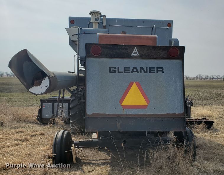 image for item DF5821 Gleaner M2  combine