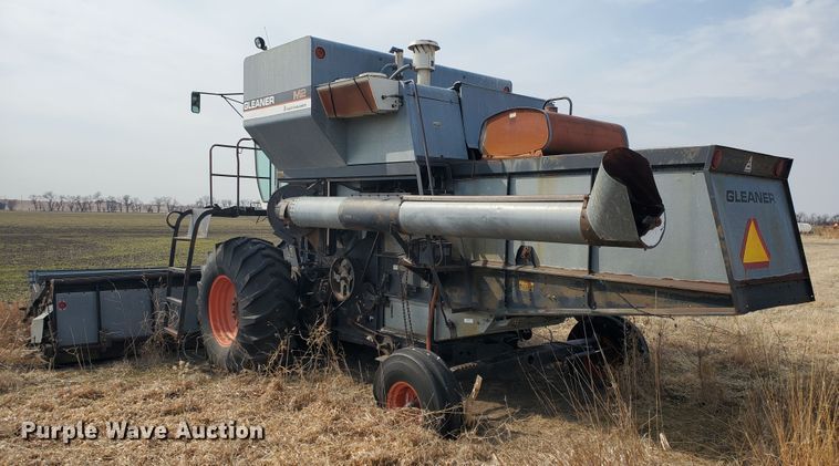image for item DF5821 Gleaner M2  combine
