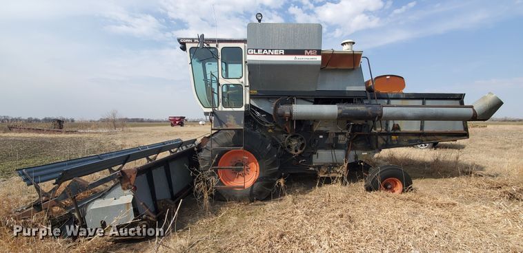 image for item DF5821 Gleaner M2  combine