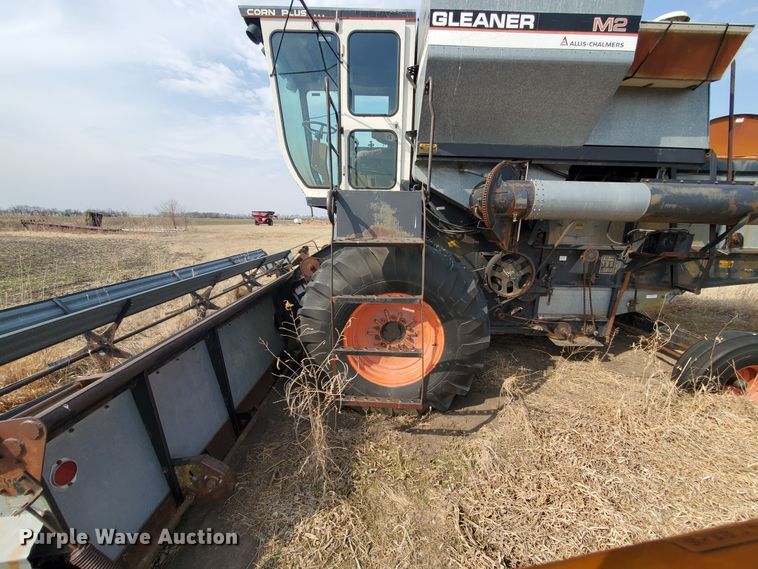 image for item DF5821 Gleaner M2  combine