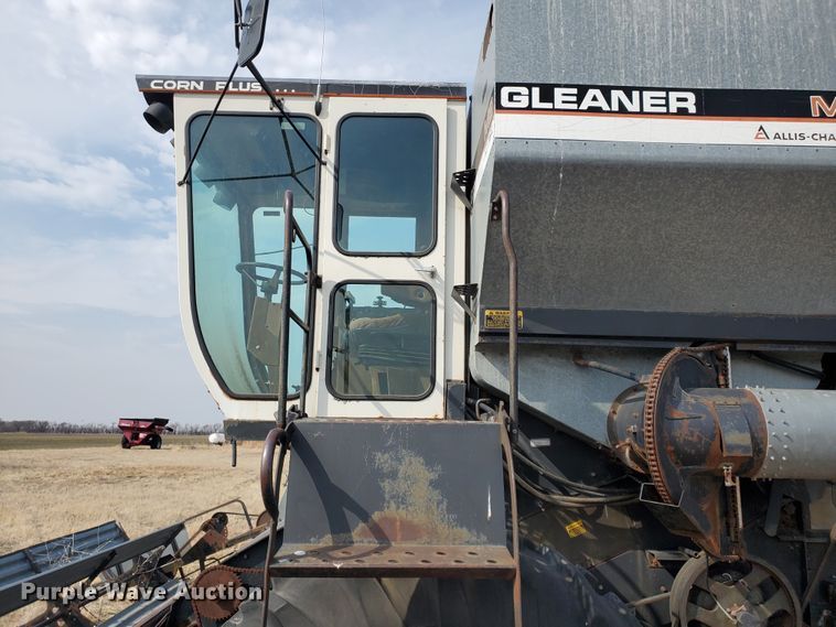 image for item DF5821 Gleaner M2  combine