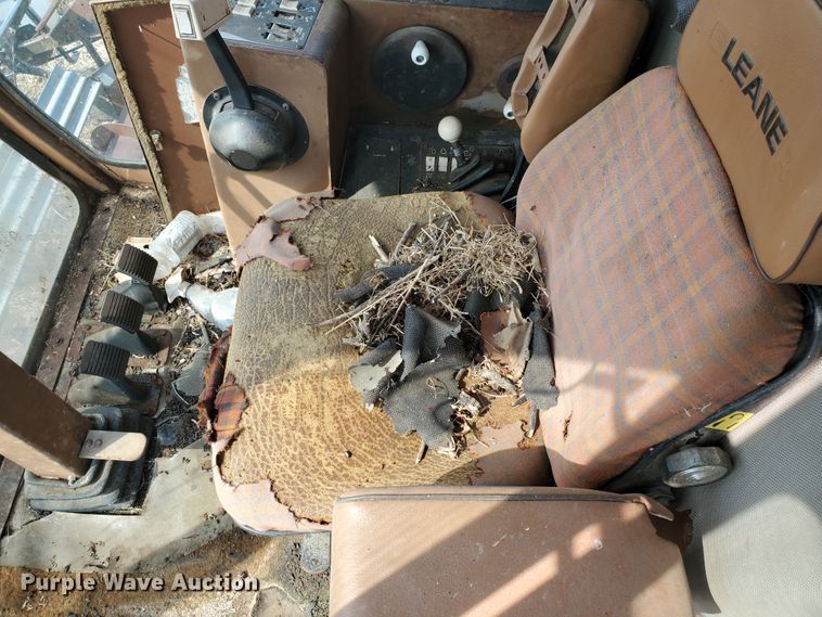 image for item DF5821 Gleaner M2  combine