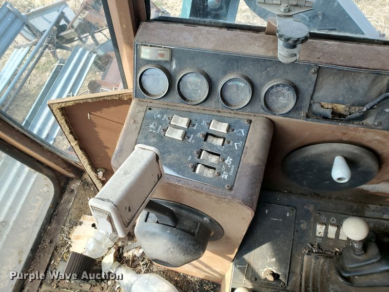 image for item DF5821 Gleaner M2  combine