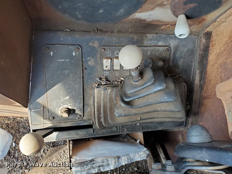 image for item DF5821 Gleaner M2  combine