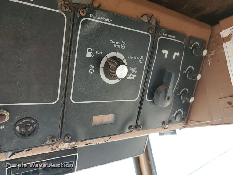 image for item DF5821 Gleaner M2  combine