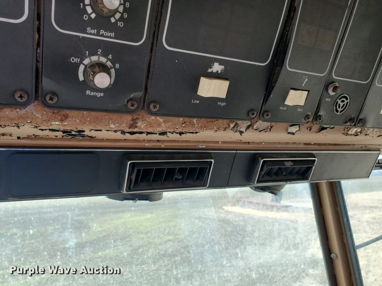 image for item DF5821 Gleaner M2  combine