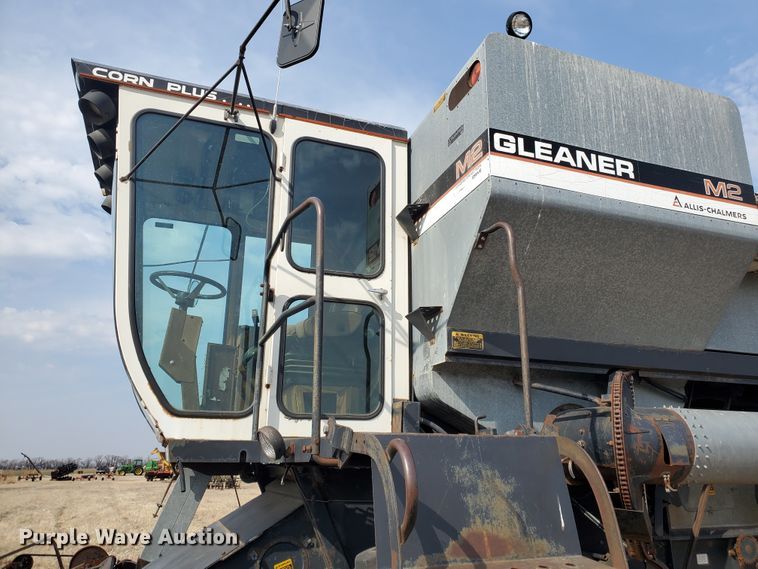 image for item DF5821 Gleaner M2  combine