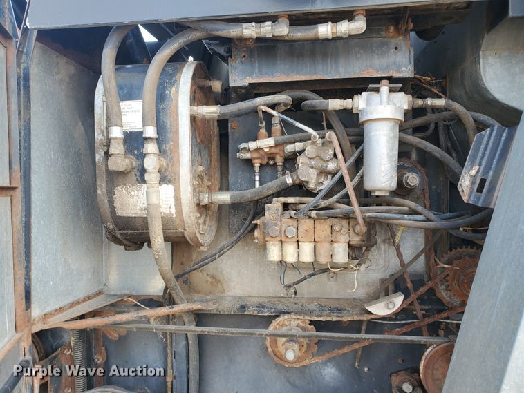 image for item DF5821 Gleaner M2  combine