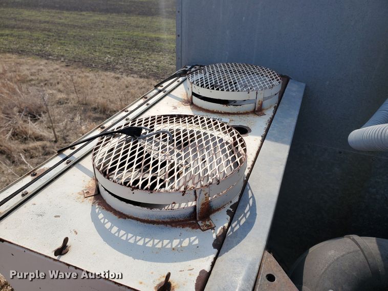 image for item DF5821 Gleaner M2  combine