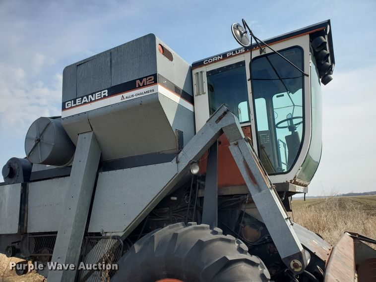 image for item DF5821 Gleaner M2  combine