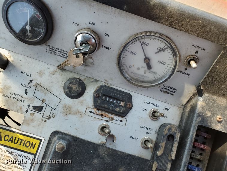 image for item DF5822 Hesston 8400  windrower