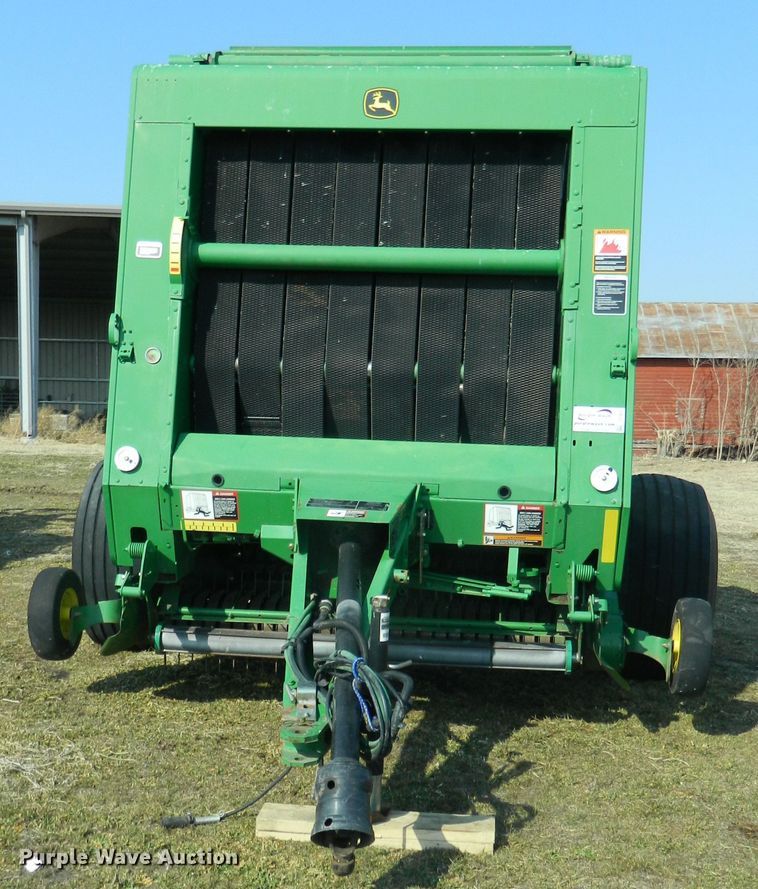 image for item DF5824 2009 John Deere 568  round baler