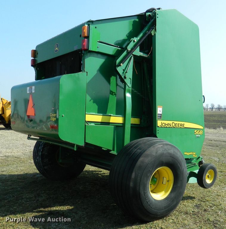 image for item DF5824 2009 John Deere 568  round baler