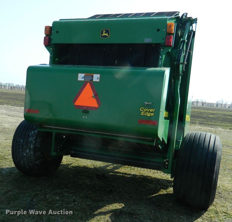 image for item DF5824 2009 John Deere 568  round baler