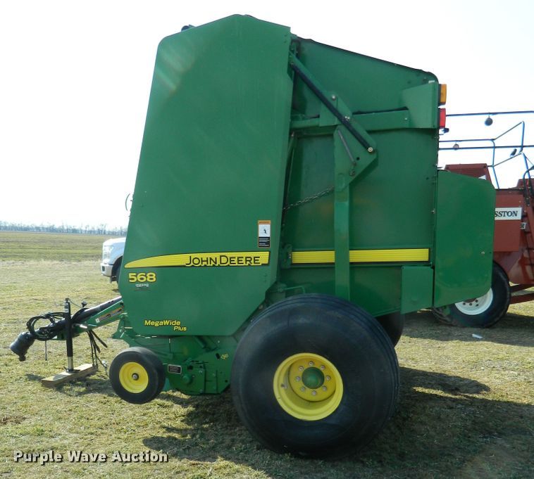 image for item DF5824 2009 John Deere 568  round baler