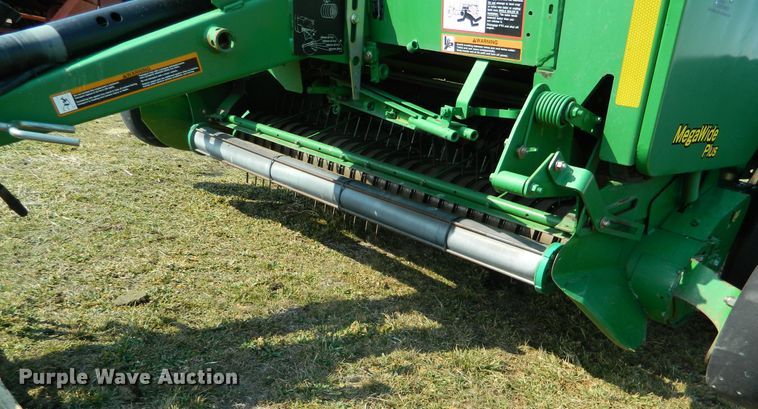 image for item DF5824 2009 John Deere 568  round baler