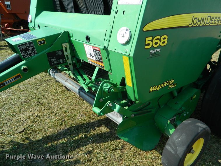 image for item DF5824 2009 John Deere 568  round baler