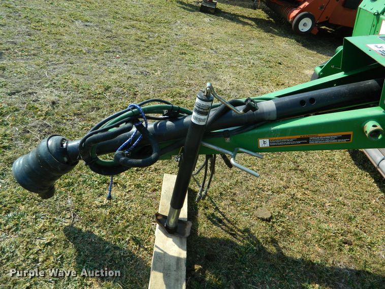 image for item DF5824 2009 John Deere 568  round baler