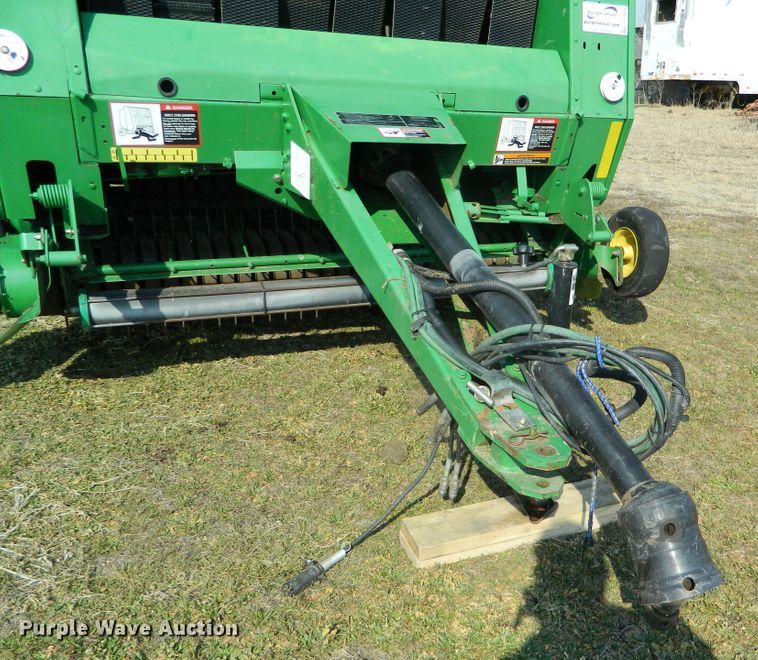 image for item DF5824 2009 John Deere 568  round baler