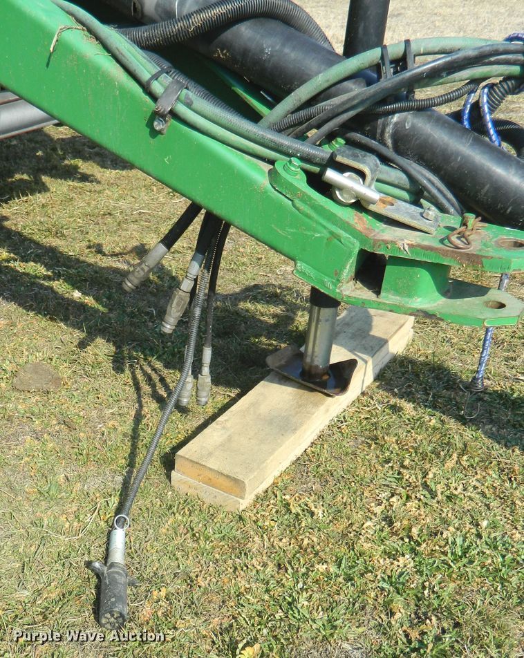 image for item DF5824 2009 John Deere 568  round baler