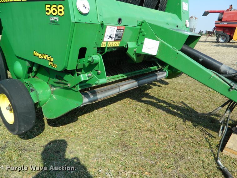 image for item DF5824 2009 John Deere 568  round baler